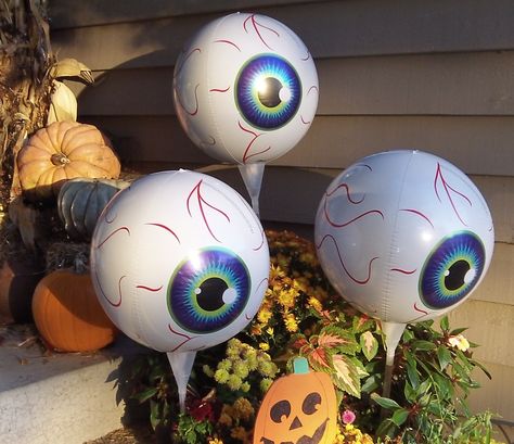 Do you see what I see?  Awesome #Halloween Balloon Eyeballs :-) Scary Balloons, Halloween Balloons Decorations, Halloween Balloon, Kid Parties, Monster House, Halloween Balloons, Bear Wallpaper, Country Art, Balloon Arch