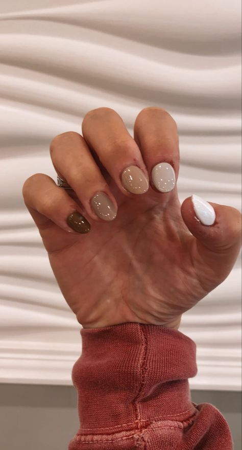 Short Nails Ideas Neutral Colors, Nail Ideas Fall Square, Fall Nails Colours, Tan Gel Nails Design, 1 Color Nail Ideas, Light To Dark Brown Nails, Short Cute Nails Fall, Fall Asthetic Nail, Tan Ombré Nails