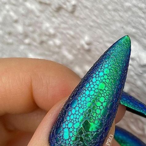 Green Bubble Nails, Bubble Chrome Nails, Chrome Bubble Nails, Bubble Art Nails, Bubble Nails Designs, Blue Nails Easy, Bubble Nails Trend, Airbrush Nails Designs, Nails To Do At Home