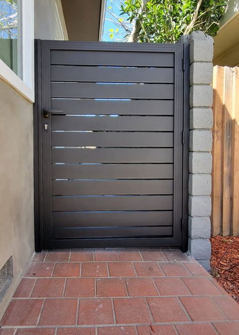 Modern Metal Gates Entrance, Iron Side Gate Ideas, Outdoor Metal Gates Ideas, Outdoor Gates Ideas Fence Design, Black Modern Front Door Entrance, Side Fences And Gates, Modern Side Gate, Metal Door Design Outdoor, Side Gate Entrance Ideas