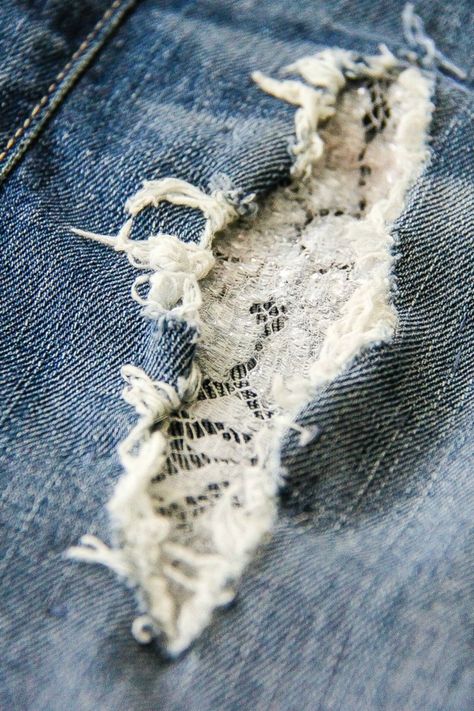 Rattoppare I Jeans, How To Patch Jeans, Jean Diy, Jeans With Holes, Patch Hole, Denim Repair, Diy Clothes Refashion, Diy Jeans, Sew Ins