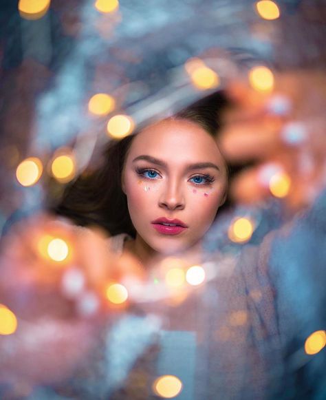 Fairy Light Photography, Led Party Lights, Led Party, Light Shoot, Pastel Vintage, Christmas Girls, Christmas Portraits, Indoor Photography, Free Lightroom Presets