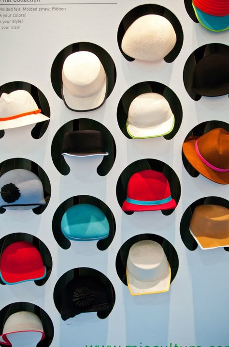 Hat Shop Display, Hat Display Ideas, Socks Display, Display Hats, Hat Boutique, Hat Displays, Sock Display, Expo Design, Fashion Display