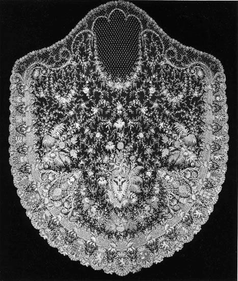 Habsburg imperial wedding veil 1881 - think of the anonymous hands that made this exquisite treasure.... Brussels Lace, Princess Stephanie, Lace Veils, Linens And Lace, Royal Weddings, Needle Lace, Vintage Bride, Bobbin Lace, Antique Lace