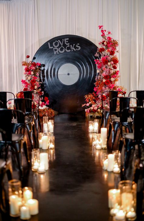 Rocker Wedding, Bolo Rapunzel, Unique Wedding Themes, Cheesy Valentine, Rock N Roll Party, Rock N Roll Wedding, Music Themed Wedding, Edgy Wedding, Music Wedding