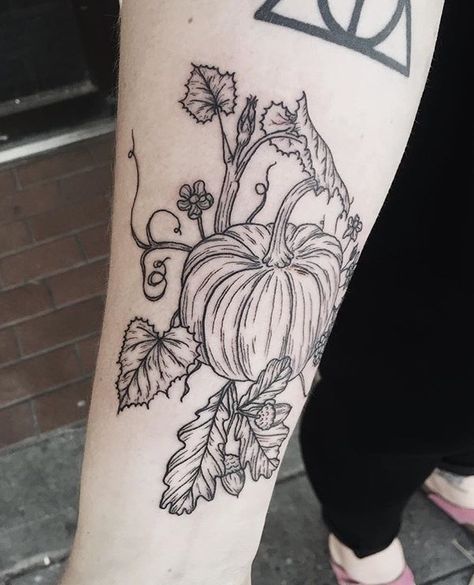 Fall Foliage Tattoo, Foliage Tattoo, Fall Leaves Tattoo, Blatt Tattoos, Halloween Tattoo Ideas, Diy Tattoo Permanent, Mother Nature Tattoos, Tattoo Diy, Pumpkin Tattoo