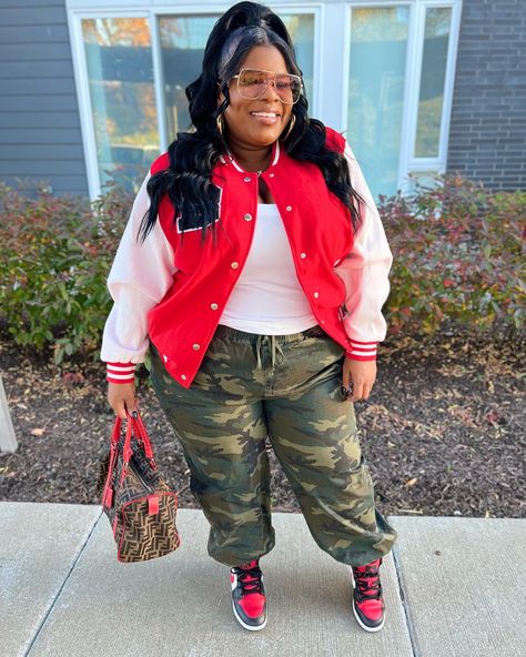 Plus Size Camo Pants Outfits, Style A Varsity Jacket, Cargo Camo Pants, Ootd Plus Size, Joggers Outfit Women, Varsity Jacket Outfit, Plus Size Streetwear, Plus Size Baddie Outfits, Camouflage Leggings