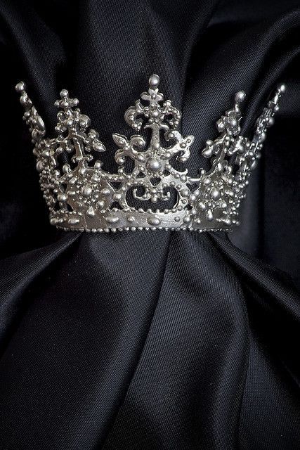 I wonder how big this is IRL...I'd like to think it's wee and perches daintily atop one's head. Silver Crown, Royal Jewels, Royal Jewelry, Crown Jewels, Tiaras And Crowns, Up Girl, A Black, Headpiece, Tiara