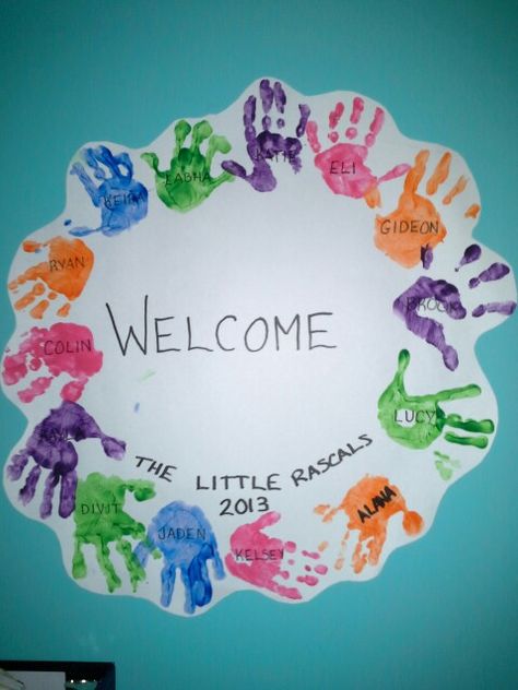 Preschool handprint welcome wreath Welcome Art For Preschool, Class Handprint Art, Montessori Welcome Board Ideas, Welcome To Preschool, August Crafts, Welcome To Kindergarten, Nursery Crafts, Classroom Welcome, Preschool Art Projects