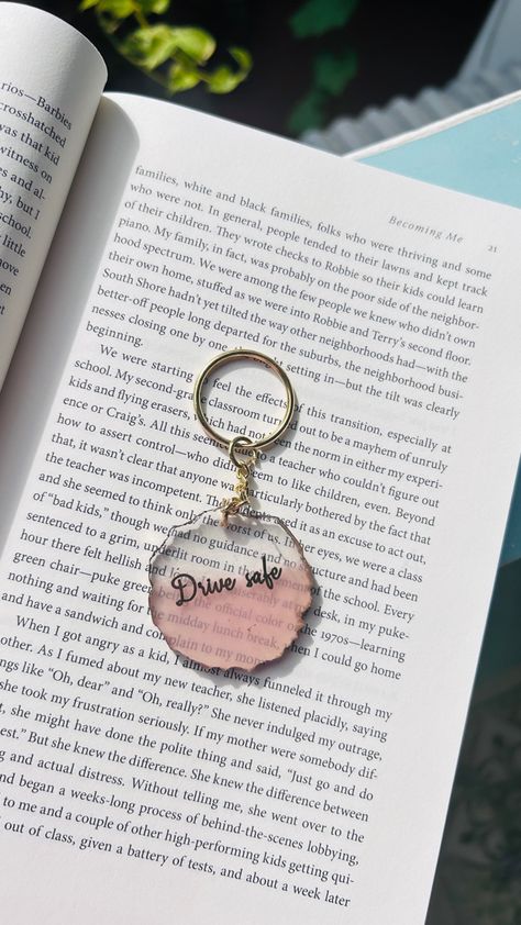 Resin Keychain Ideas, Resin Art Keychain, Epoxy Resin Keychains, Homemade Bracelet, Resin Keyrings, Diy Resin Gifts, Wedding Keychain, Resin Arts, Wedding Frame Gift