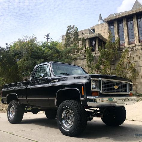 Lifted K10 Chevy 4x4, Chevy Square Body Trucks Lowered, Black Square Body Chevy, Lifted Square Body Chevy, Chevy K10, Obs Chevy Long Bed, Chevy 4x4, Black Truck, Truck Mods