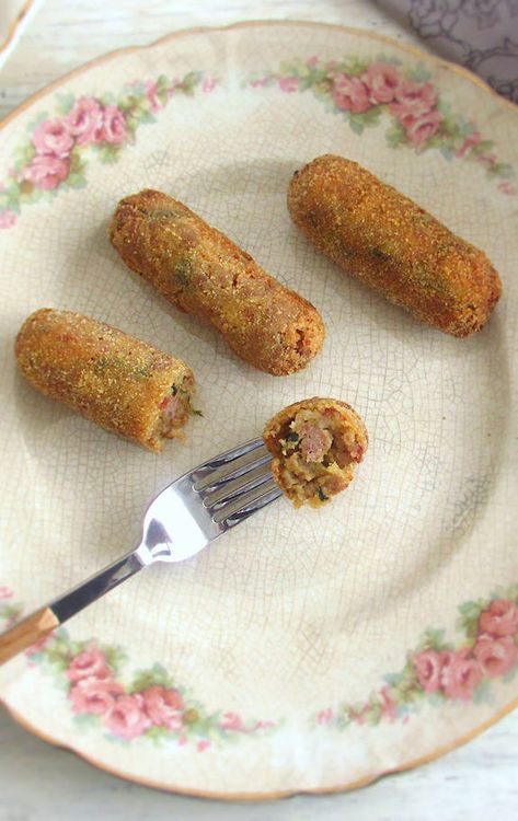 Beef Croquettes Recipe, Beef Croquettes, Simple Picnic, Picnic With Friends, Croquettes Recipe, Family Lunch, Portuguese Recipes, Chopped Garlic, Croquettes