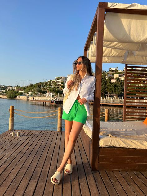 Linen shirt, green shorts, casual look, beachwear, summerlook, outfit, ootd Green Linen Shorts Outfit, Linen Shorts Outfit Summer, Green Linen Shorts, Linen Shorts Outfit, Summer Shorts Outfits, Shorts Outfit, Shorts Casual, Linen Short, Green Shorts