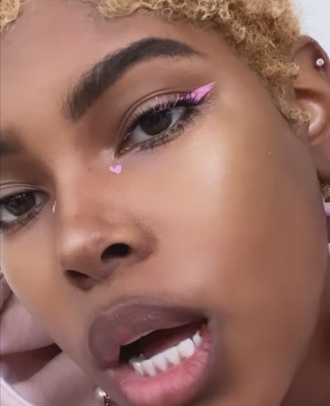 Pink Eyeshadow Looks White Eyeliner, Heart On Nose Makeup, Eye Makeup With Hearts, Eyeliner With Heart, Heart Liner Makeup, White Eyeliner Makeup Dots, Pink And White Eyeliner Looks, Under Eyeshadow Looks, Simple Heart Makeup