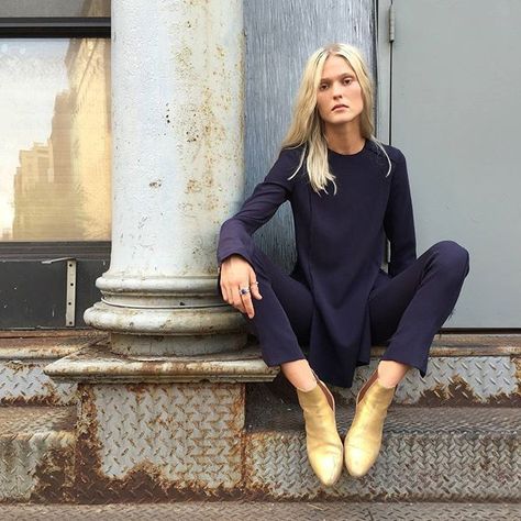 gold booties-monochormatic-navy-tunic top and pants-chic work outfit fall winter work outfit Gold Boot Outfit Ideas, Golden Boots Outfit, Gold Boots Outfit, Gold Ankle Boots, Carefree Style, Golden Shoes, Gold Boots, Purple Dark, Metallic Shoes