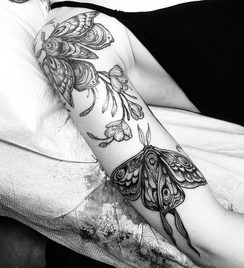 Wildlife Tattoo Women, Leg Tats, Tat Inspiration, Honey Bee Tattoo, Wildlife Tattoo, Arm Tats, Floral Tattoo Sleeve, Moth Tattoo, Tattoo Women