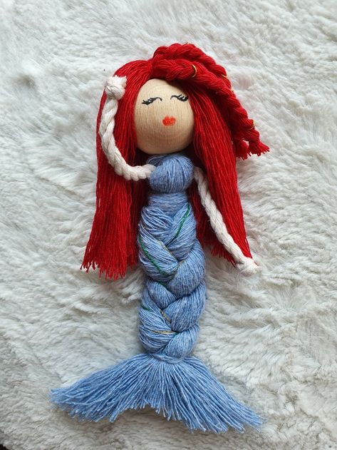 Mermaid Macrame, Diy Macrame Projects, Diy Bag Charm, Mermaid Christmas Ornaments, Macrame Doll, Mermaid Christmas, Yarn Dolls, Diy Macrame, Fairy Magic