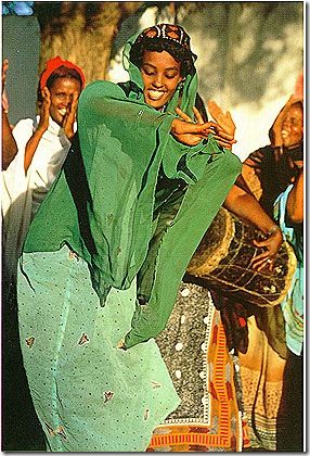 In childhood, our hearts often "feel this way;" we live well in adulthood if we can revisit this spirit at least one day out of every seven. Somali Wedding, African Dance, Horn Of Africa, Fierce Women, African People, People Of The World, African Culture, African Beauty, World Cultures