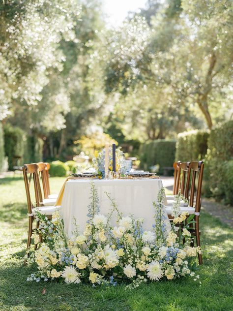 This stunning Italian Inspired wedding curated by Posh Peony Events | Captured by Olivia Marshall Photo | italy wedding, italian wedding, citrus wedding, italian wedding inspo, italian bride Italian Wedding Activities, Roman Garden Wedding, Italian Countryside Wedding Theme, Garden Style Wedding Flowers, Italian Vintage Wedding, Spring Italian Wedding, Small Italian Wedding, Italian Wedding Flowers, Tuscan Wedding Decor