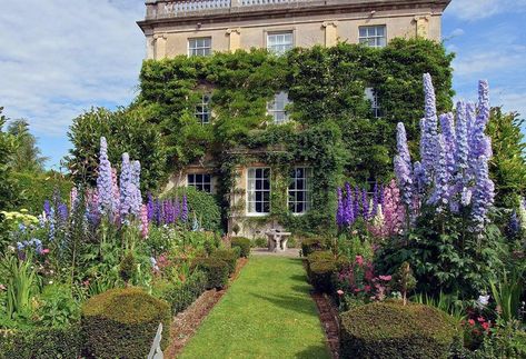 Debby: Botanica Trading on Instagram: “THE ROYAL GARDENS AT HIGHGROVE, Tetbury, Gloucestershire. The beautiful home of the Prince of Wales and the Duchess of Cornwall. Prince…” English Estate Gardens, Highgrove Garden, Highgrove House, Country Life Magazine, Little Castle, Paris Chateau, Estate Gardens, English Estate, Estate Garden