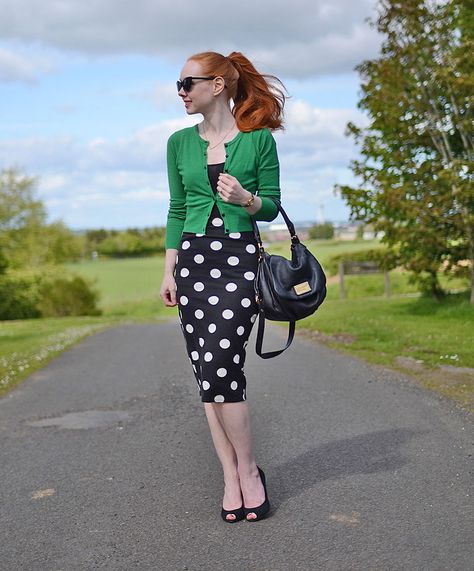 polka dot pencil skirt More Dots Outfit, Polka Dot Pencil Skirt, Dots Fashion, Outfit Retro, Polka Dots Outfit, Pencil Skirt Outfits, Polka Dots Fashion, High Waisted Pencil Skirt, Polka Dot Skirt