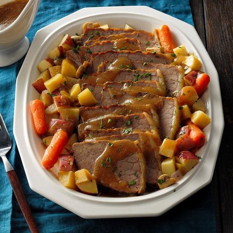 Slow Cooker Sauerbraten Recipe -My family is of German Lutheran descent, and although we enjoy this traditional beef roast, I never liked the amount of time and fuss it takes to make it. This recipe is so good and oh-so-easy. It's great served with dumplings, spaetzle, veggies or a salad. —Norma English, Baden, Pennsylvania Roast Dinner Recipes, Roast Beef Dinner, Beef Roast, Comfort Food Recipes Dinners, Fall Dinner Recipes, Pot Roast Recipes, Roast Dinner, Hearty Stews, Fall Dinner