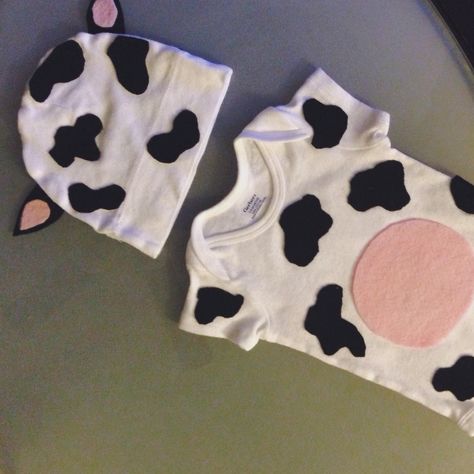 Diy baby cow costume.  White onesie & baby hat.  Black & pink felt pieces. Hot glue. Baby Cow Costume, Diy Cow Costume, Fantasia Diy, Diy Baby Costumes, Meme Costume, Nativity Costumes, Baby Halloween Outfits, Cow Costume, Cheap Halloween Costumes