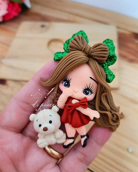 Polymer Clay Christmas, Christmas Clay, Clay Dolls, Pasta Flexible, Polymer Clay Crafts, Diy Flowers, Clay Crafts, Childrens Clothes, Biscuits