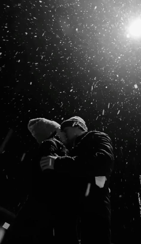 White And Black Couple Aesthetic, Kissing In Snow, Kissing In The Snow, Snow Kiss, New Years Kiss, New Years Eve Kiss, Winter Couple Pictures, New Year's Kiss, Snow Couple