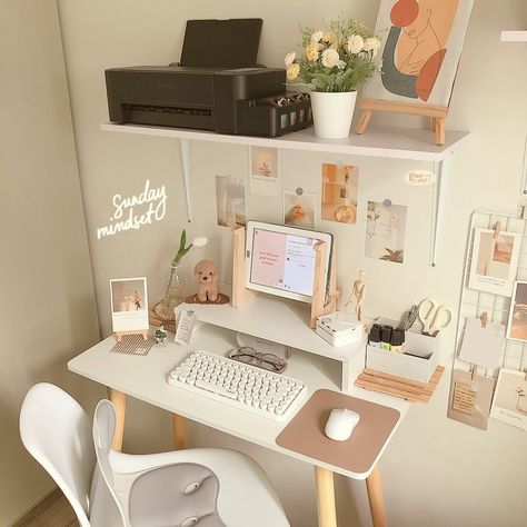 Cute Minimalist Desk Setup, Office Desk Aesthetic Woman, Desk Aesthetic Inspiration Bedroom, Cute Desk Setups, Aesthetic Desk Setup Korean, Natural Desk Setup, Desk Inspo Minimalist, Desk Inspiration Bedroom, Korean Desk Aesthetic