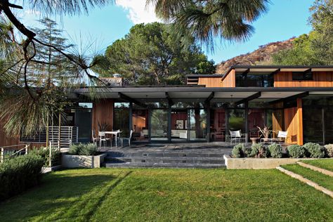 La Cañada Residence by Jamie Bush & Co. Mid Century Modern Landscaping, Mid Century Modern Exterior, Modern Porch, Mid Century Exterior, Modern Architects, Wood House, Design Exterior, Modern Landscaping, Mid Century Modern House