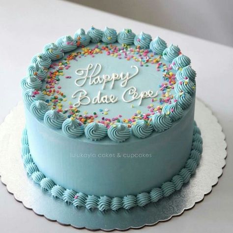 Chantilly Cake Decoration Birthdays, Blue Buttercream Cake For Men, Pastel Blue Cake Birthday, Men Birthday Cakes Simple, Cake Designs Easy Birthday, Cake Decorating Man, Baby Blue Cake Birthday, Birthday Cake For Men Simple, Simple Blue Birthday Cake