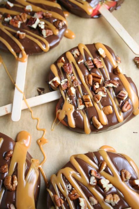 Turtle Apple Slices, Apple Cookies Recipes, Caramel Apple Slices, Caramel Apple Cookies, Chocolate Turtle, Candy Apple Recipe, Caramel Apples Recipe, Apple Snacks, Chocolate Turtles