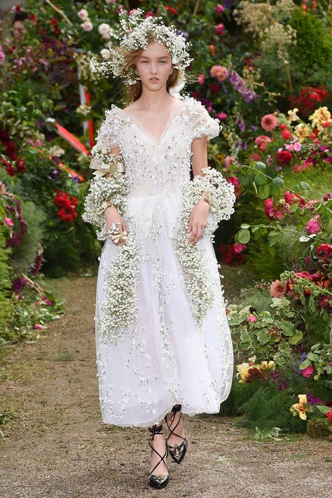 Rodarte Spring 2018 Ready-to-Wear Collection - Vogue Wedding Dresses Vintage Bohemian, Preowned Wedding Dresses, Unique Bride, Gown Photos, Couture Mode, Designer Wedding Gowns, Princess Dresses, 2024 Wedding, Best Wedding Dresses