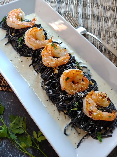 Squid Ink Pasta Recipe, Squid Pasta, Squid Ink Spaghetti, Black Pasta, Ink Pasta, Pasta With Shrimp, Squid Ink Pasta, Linguine Recipes, Black Food