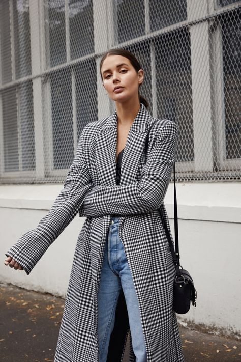 Check Coat Long Checked Coat Outfit, Check Coat Outfit, Checked Coat Outfit, Harper Harley, Black And White Coat, Checked Coat, Herringbone Coat, Trench Coat Outfit, Jeans Street Style