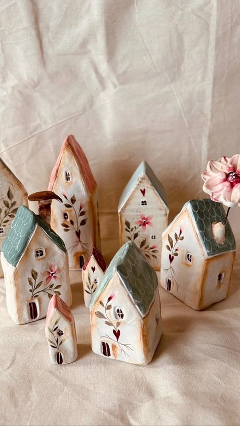 Ceramic Birdhouse Handmade, Clay House Ideas, Cool Ceramics Projects, Clay On Wood, Wooden House Decoration, Ceramic Birdhouse, Scrap Wood Crafts, Small Wooden House, Pottery Houses