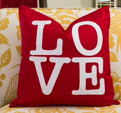 Cojines personalizados para San Valentín Valentine Pillow, Creative Pillows, Love Pillow, Valentines Pillows, Pillow Crafts, Crochet Pillow Cover, Sutton Place, Pillow Tutorial, Diy Valentine