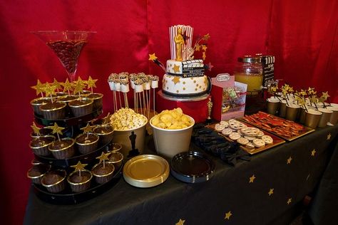 Old Hollywood Food Ideas, Movie Premiere Prom Theme, Hollywood Dessert Table, Hollywood Theme Party Food, Hollywood Birthday Theme, Old Hollywood Theme Party, Hollywood Party Food, Red Carpet Party Decorations, Hollywood Theme Prom