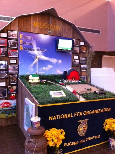 Wow! Congratulations to the Eugene FFA chapter on this outstanding educational display! They took 1st at the Missouri State Fair and 1st in the National FFA Convention's Hall of States in Louisville last month! Fantastic job! Agriculture Fair Booth, Ffa Booth Ideas, Ffa Fair Booth Ideas, Ffa Crafts, Ffa Chapter Activity Ideas, Ffa Classroom, Ffa Chapter Activities, Ffa Greenhand Activities, Ffa Advisor