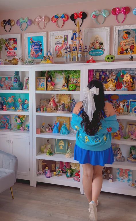 Disney Ornament Collection Display, Funko Organization Ideas, Funko Pop Bedroom, Disney Collection Room, Collector Display Ideas, Disney Rooms For Adults, Disney Craft Room, Disney Display Ideas, Collectibles Display Ideas