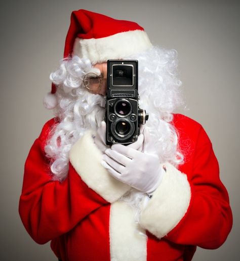 Santa claus using a vintage camera Premi... | Premium Photo #Freepik #photo #christmas #vintage #winter #people Winter People, Santa Claus Photos, Photo Christmas, Christmas Poster, Vintage Winter, Christmas Vintage, Vintage Camera, Premium Photo, Santa Claus