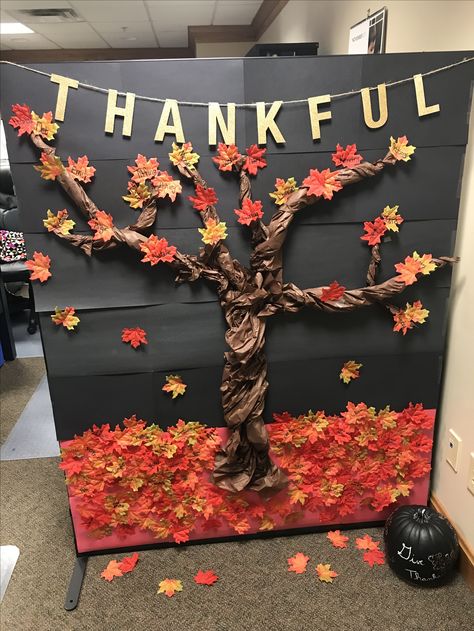 Thankfulness Tree Bulletin Board, Thanksgiving Tree Bulletin Board, Fall Tree Classroom Decorations, Thankful Tree Door Decoration, Fall Tree For Classroom Wall, How To Make A Tree For A Bulletin Board, How To Make Paper Tree On Wall, Autumn Decor For Kindergarten, Classroom Thankful Tree