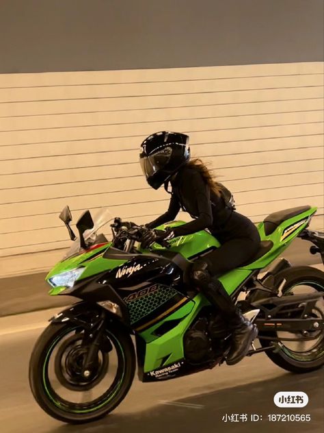 Women On Motorcycles, Moter Cycles, Pretty Bikes, Women Riding Motorcycles, Motocross Love, Green Bike, Image Moto, Bike Motor, Motorcross Bike