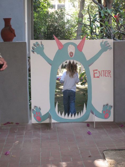 Monster party decor door Entrance Monster Pinata, Halloween Classroom Door, Monster 1st Birthdays, Halloween Class Party, Party Entrance, Monster Birthday Parties, Halloween Classroom, Pinata Party, Monster Theme