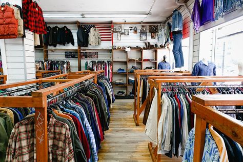 The Ultimate Guide to Thrifting For Clothes #highsnobiety How To Sell Clothes, Thrift Aesthetic, Thrift Store Fashion, Thrift Store Outfits, Thrifted Outfits, Selling Clothes, Thrift Shopping, Fashion Outlet, Business Attire