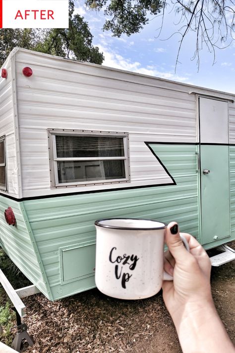 Vintage Trailer Remodel, Trailers Vintage, Camper Vintage, Small Camper Trailers, Vintage Camper Interior, Small Travel Trailers, Camper Trailer Remodel, Vintage Camper Remodel, Diy Camper Remodel