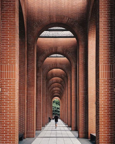 Symmetrical Photography Ideas on Instagram: “How many arches can you count? 🤓 Tag a symmetry lover in the comments!⠀ 📸 @hsu_jhihning 📍National Taiwan Library, Taipei 🇹🇼…” Symmetrical Photography, Photo Challenge Instagram, Symmetrical Architecture, Symmetry Photography, Architectural Association, Film Photography Tips, Parametric Architecture, Architecture Drawing Art, Composition Photography