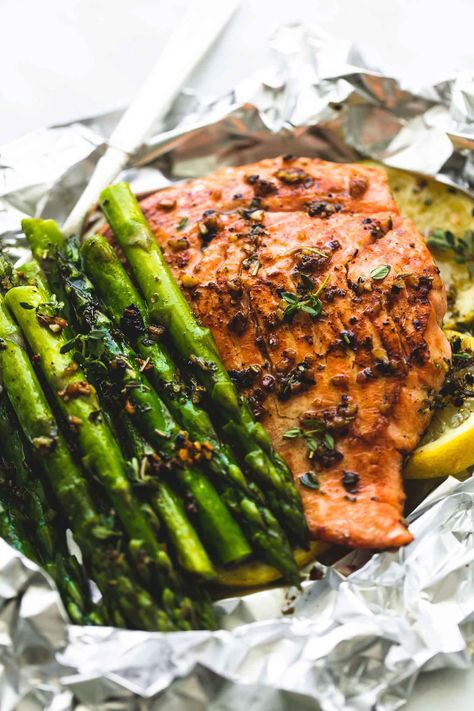 Herb Butter Salmon and Asparagus Foil Packs | lecremedelacrumb.com Herb Butter Salmon, Salmon Asparagus Foil, Foil Dinners, Foil Packs, Foil Packet Meals, Butter Salmon, Salmon And Asparagus, Resep Diet, Makanan Diet