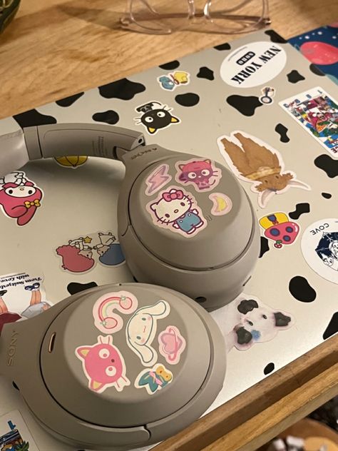 Sony Wh 1000 Xm4 Decorated, Wh1000xm4 Aesthetic, Sony Wh 1000 Xm4, Decorated Laptop, Decorated Headphones, Headphone Ideas, Headphone Decoration, Headphones Aesthetic, Cute Headphones